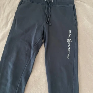 Mörkblått sailracing set - Mörkblått mjukis set från Sail racing. Settet går för 2400 i nypris och ser nästan helt nytt ut. Byxorna är storlek S och hoodien är Xs men båda sitter som Xs. Går att hämta upp i Malmö för 550!