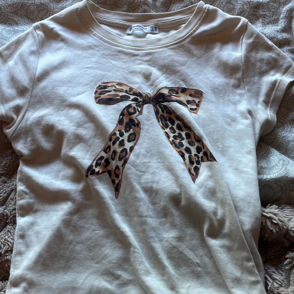 Vit t-shirt med leopardrosett Stradivarius - 1