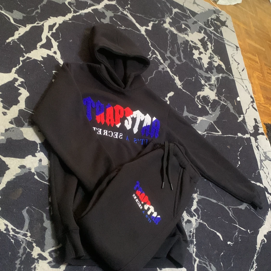 Svart Trapstar hoodie med brodyr