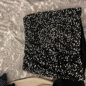 Svart glitterkjol - Supersnygg svart kort glitter kjol , aldrig använt, i st L från shein❣️
