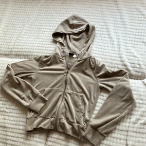 Pyjamas set strl: xxs - Beige pyjamas set från Gina tricot, Storlek xxs. Saknar snören och byxorna har ett litet hål på vänstra knät 