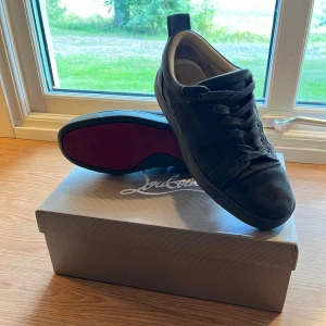 Christian Louboutin svarta sneakers - Säljer mina Christian Louboutin skor i använt skick då jag är sugen på ett par andra skor. Skorna är i använt skick då dom har slitage på sulan och inne i skorna men utöver de är dom i bra skick och inget är sönder på dom. Skorna är 100% autentiska och till skorna följer orginalkartongen med och dustbagen. Skorna är i mjuk mocka med klassisk röd sula. Hör av dig vid flera bilder eller funderingar.