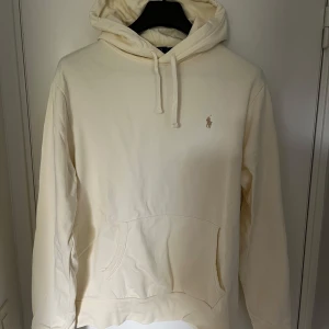 Ralph lauren hoodie crème - Säljer nu min riktigt snygga ralph lauren hoodie då den inte passar. Hoodien är storlek L och endast använd 2-3 gånger. Kan gå ner i pris vid snabb affär. Kom med frågor!