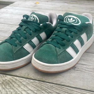 Adidas Campus 00s gröna sneakers mocka - gröna adidas campus har haft i ungefär ett år,använda men i bra skick. dom passar mig inte längre tyvärr så jag säljer💗