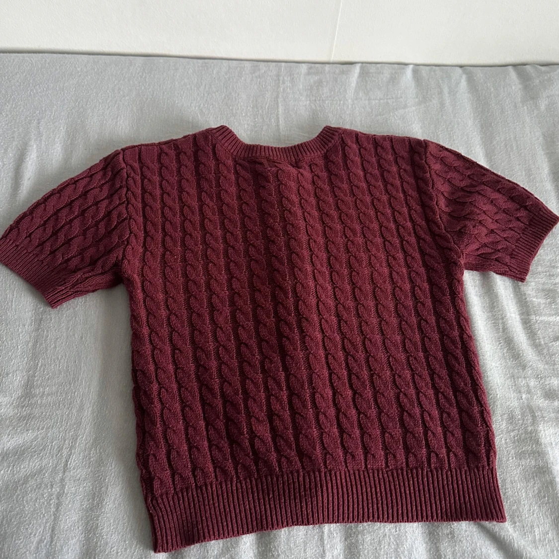 vinröd tröja/kofta med guld detaljer  - 3