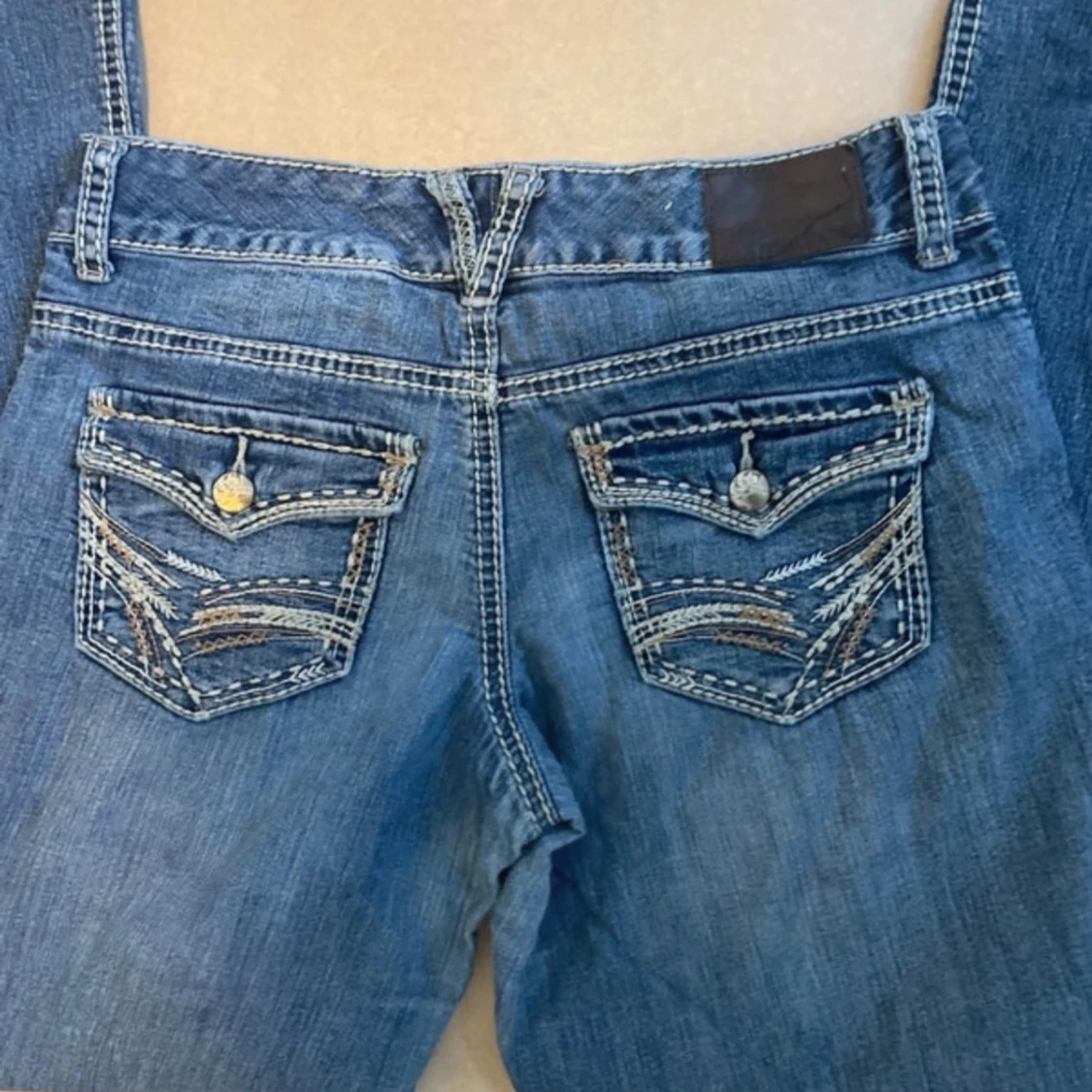 Blå jeans med broderade bakfickor bootcut lågmidjade  - 1