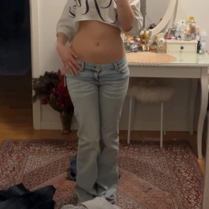 Cheap Monday jeans - Säljer ett par ljusblå low waist bootcut jeans från weekda. Jeansen har en snygg tvättad look men ja har många i samma färg nu därför säljer jag dessa. Materialet är mjukt denim och i storlek 26/32. 