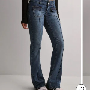 Blå bootcut jeans från Nelly - Snygga blå jeans med bootcut passform och höga fickor framtill. Jeansen är knappt använda. Nypriss 699kr.