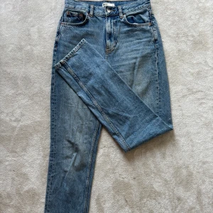 Blå straight jeans - Säljer dessa blå jeansen från Ginatricot då dom inte passar längre. Modellen är straight och de har medel midja☺️Hör av dig vid funderingar!