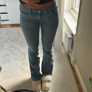 Blå low-rise bootcut jeans - Säljer dessa blå lågmidjade bootcut jeansen då dom sällan kommer till användning☺️🥰 Hör av dig vid funderingar!
