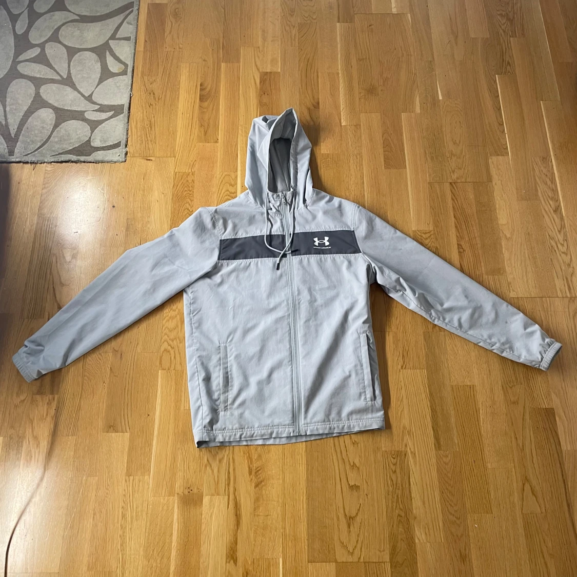 Ljusgrå vindjacka från Under Armour