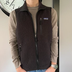 Patagonia väst - Säljer en svart fleeceväst från Patagonia i storlek S. Perfekt för lager-på-lager under kyliga dagar. Använd men i mycket bra skick! Modellen på bilden är 180, Vårt pris 899kr✅ fraktas inom 24h📦✅         