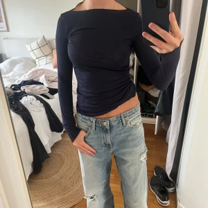 Mörkblå långärmad topp - Intimissimi törja med prislapp kvar. Säljer en mörkblå långärmad topp med tight passform och rund halsringning. Tunt och stretchigt material som sitter snyggt mot kroppen. Perfekt att styla med jeans eller kjol för en clean look.