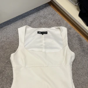 Vit trendig tröja från Zara💕 - Säljer vit trendig tröja från Zara, i storlek S. Upplevde den som väldigt stor för mig vilket är anledningen till att jag säljer den! Kontakta mig för frågor!!💕