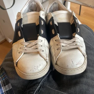 Valentino Garavani vita sneakers - Snygga vita sneakers från Valentino. Skorna är äkta och köpta i butik tyvärr inte låda kvar kan försöka leta upp kvittot men inget jag kan lova. Har använt skorna i ungefär 1år kanske. Men tröttnat på dem nu. Dom är lite slitna men funkar utan tvekan inga störta skavanker. Några creeses och lortiga är det enda.👌
