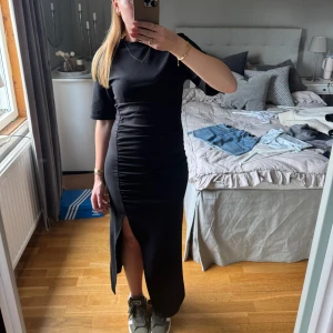 Twisted klänning Gina Tricot - Säljer den populära twisted klänningen från Gina Tricot i stolek S. Den är aldrig använd men jag har klippt prislappen. Den har en tight passform, en hög slits och en twistad effekt runt magen. Hör gärna av dig vid frågor🤎