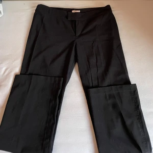 Svarta kostymbyxor från Nelly.  - Dessa är fina i midjan men lite korta i bena för mig och jag är 170. Annars väldigt najs byxor. 