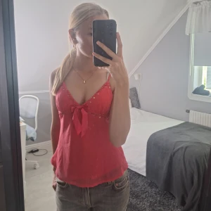 Rosa linnetopp med paljetter och rosett från Gina tricot  - Supersöt rosa linnetopp med smala axelband, v-ringning och en stor rosett framtill. Toppen har glittriga paljettdetaljer längs urringningen. Unikt och fint linne från gina tricot! 💞☺️