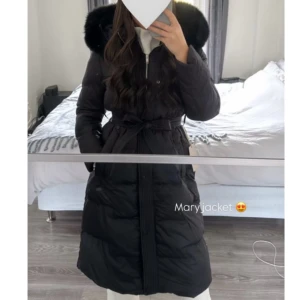 Svart vinterjacka / Mary jacket   - Hej! Säljer nu min vinterjacka. Har använt den väldigt få gånger och den är som ny! Jätte ren oxh välvårdad. Nypris 3999kr.  Köptes från feminina of sweden. Storlek xs men passar även S. Äkta päls på den. Jackan ser precis ut som på bild. På sista bilden fanns en defekt men jag har tagit den till skräddaren och fixat det, det är inget märkbart och inget som läggs märke på.