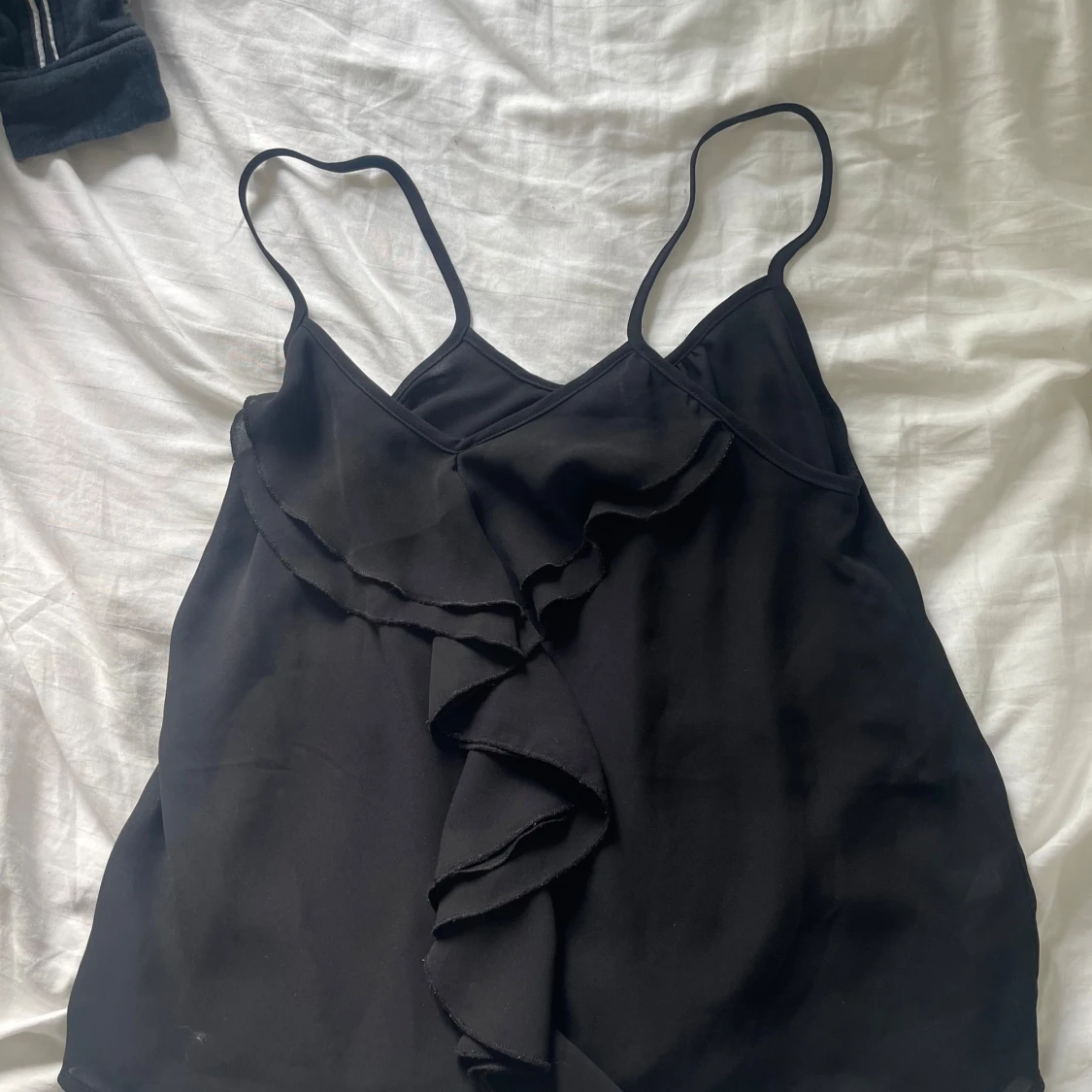 Svart volanglinne från BikBok