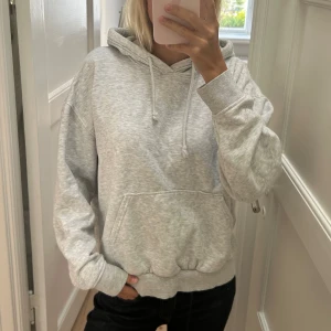 Ljusgrå hoodie med huva - Supermjuk ljusgrå hoodie från weekday. Storlek XS💗