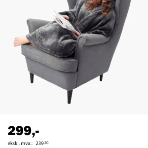 Mysig grå fleece hoodie-filt - Supermjuk och oversized grå hoodie-filt i fleece, perfekt att chilla i hemma. Har stor huva och långa ärmar för extra mysfaktor. Sitter löst och är lätt att svepa in sig i när det är kallt ute.