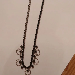 Svart och silver halsband - Snygga halsband som är köpt utomlands.