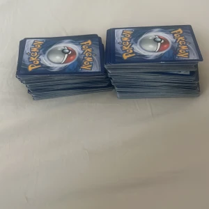 Pokémonkort (samling) 239 kort  - Det är 239 Pokémon kort. Några är från 2016 2022 2007 lite blandat och har typ inte använt jag har bara samlat och dom ligger bara i skåpet och vill bli av med dom för jag samlar inte mer .