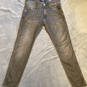 Gråa Replay Jeans Anbass - Snygga gråa Replay jeans i bra skick, stilrena och bekväma.  Storlek: • W30 • L30  Modell: Anbass  👉 Skriv vid frågor, fler bilder, mått eller prisförslag!