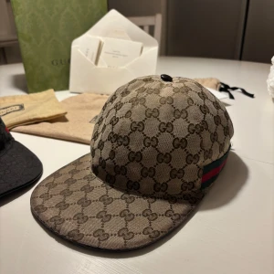Gucci Canvas Keps - Hej, säljer även min GG Canvas keps i färgen beige/storlek XS då den ej används. Har tecken på användning därför den säljs billigt. Har EJ kvitto på denna kepsen men kuvert mm från Gucci medföljer! Äkta såklart. Mer info eller liknande finns i DM! Fast pris!