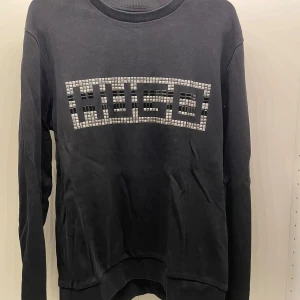 Hugo Boss tröja - Svart tröja från Hugo Boss i väldigt bra skick, tröjan är knappt använd. Storlek S men passar M. Rensar garderoben så öppen för prisförslag ☺️