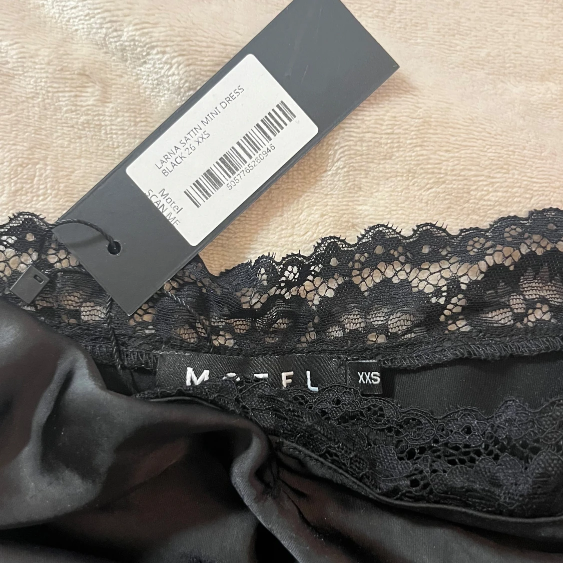 Svart kort klänning  - 4