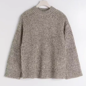 Beige stickad tröja från Gina Tricot - Från Gina Tricot. Säljs ej mer. Köptes för 500 kr. Aldrig använd🩷