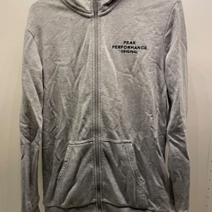 Peak Performance kofta -  Grå kofta från Peak Performance. Använd ett fåtal gånger men skrynklig av att den varit i min garderob ett tag. Storlek S men passar även M. Öppen för prisförslag, vill få bort då jag rensar garderoben ☺️