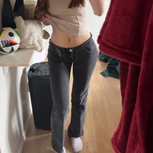 Lågmidjade jeans - Svarta jeans, storlek 32, lågmidjade och är ifråm HM! Skriv om ni har några frågor