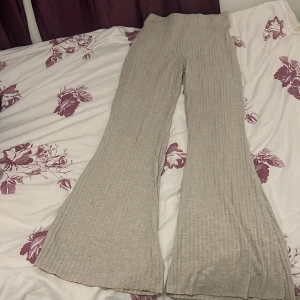 Beige ribbade yogabyxor H&M - Snygga beige ribbade yogabyxor från H&M i bootcut-modell. Byxorna har en mjuk och stretchig, med breda ben och hög midja. Hör av dig vid intresse!!!