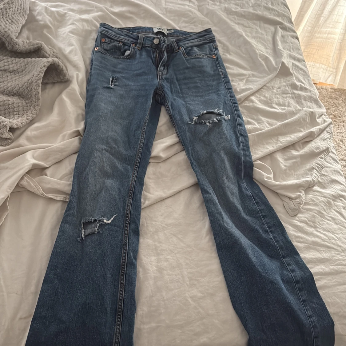   bootcut jeans med slitningar - 2