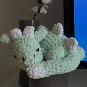 Virkad drake - En söt, handvirkad drake i mintgrön och vitt garn. Den är mjuk och fluffig, perfekt som dekoration eller gosedjur. Lokalt inköpt garn och verktyg🧸 Drakens storlek: 25x22cm