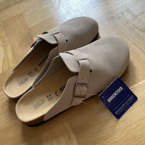 Beige mocka Birkenstock Boston 44 - Säljes då de är för små för mig. Liten i storleken