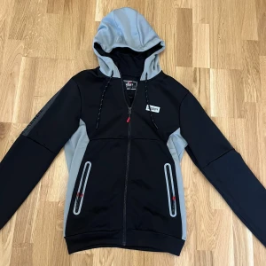 McKenzie tröja  - Hej, säljer nu en svart McKenzie tröja med luva som är i storlek S. Den är perfekt nu för lite kallare dagar. Har bara haft den ett par gånger så skicket är som nytt. Skriv om ni funderar över något eller vill ha fler bilder!