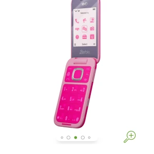 Baribe telefon  - 📱✨ Barbie Flip Phone – old school med Barbie vibe! Aldrig använd. Köpt för 1490kr säljer för 1000kr( pris kan diskuteras) 