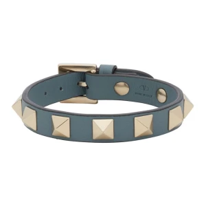 Valentino rockstud läderarmband med nitar  - Coolt blått armband från Valentino i äkta läder med pyramidformade guldfärgade nitar runt om. Spänne i metall med Valentino-logga. Nypris ungefär 3000kr❤️färg w32