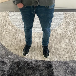 Blå Jack n Jones jeans - Säljer ett par snygga slim fit jeans från jacknjones. Modellen är ca 180cm. Hör av dig vid funderingar!