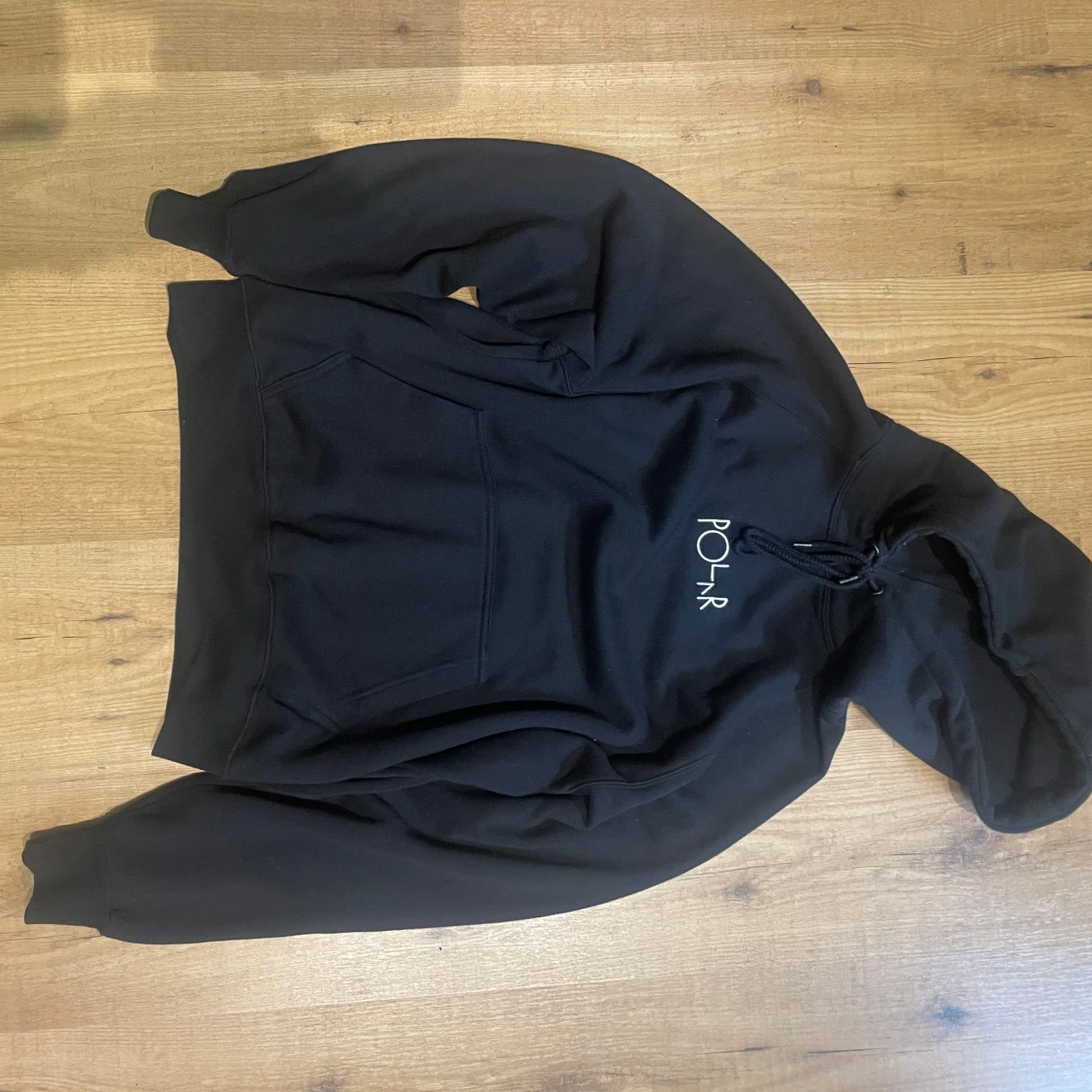 Svart Polar hoodie med broderad logga