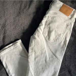 Vita slim jeans  - Vita jeans - Jack&jones - Slim Glenn - Storlek: W28 L32 - Mycket bra skick - Nypris: 499kr - Mitt pris: 249kr - hör av dig vid funderingar 💫