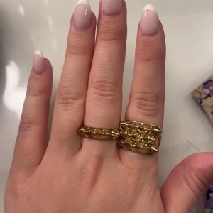 Guldiga Edblad ringar med nitar - Säljer båda dessa ringar för 180kr tillsammans🩷Använder inte dessa längre. Lite slitage på baksidan av den större ringen men fina framtill! Storlek 18,5mm på dessa😊