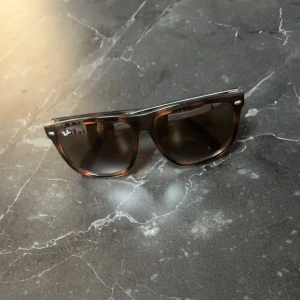 Rayban boyfriends - Säljer mina rayban boyfriends som knappt använda. Den är i utmärkt skick det ända som saknas är fodralet.