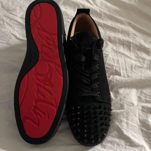 Louboutin skor - Helt nya, riktigt snygga och har en bra stil, st 44,  , säljes för dom inte passade mig