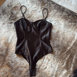 Svart body - Jätte fin och festlig body från H&M. Endast testad och den är för liten för mig.