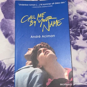 Call Me By Your Name - En samtidsklassiker om den första stora förälskelsen, identitet och en het sommar vid italienska rivieran. Perfekt för unga vuxna som vill läsa om passion, självupptäckt och starka känslor. Boken ligger till grund för den hyllade filmen. OBS PÅ SVENSKA